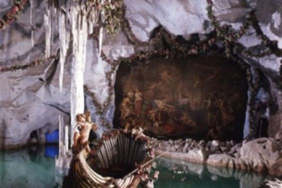 Eine Grotte mit einem historischen Gemälde.
